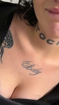 Punto di vista: Stavi riparando un skate, ma la tua ragazza emo alt con grandi tette e tatuaggi ti ha dato un pompino salivoso