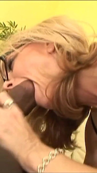 Jantan hitam menggerudi MILF berpengalaman Nina dalam posisi cowgirl dengan zakar besarnya