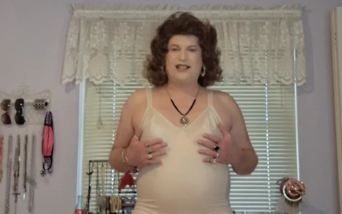 Victoria Lecherri: GILF Tranny Vicki Has Soft Buttery Curves