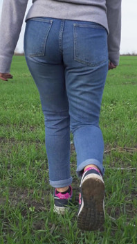 Milf com bunda gostosa andando ao ar livre em jeans soltos