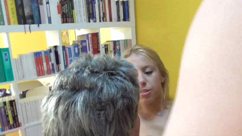Femdom Sex: Связанная клейкой лентой старая рабыня должна наблюдать, как трахают его госпожу