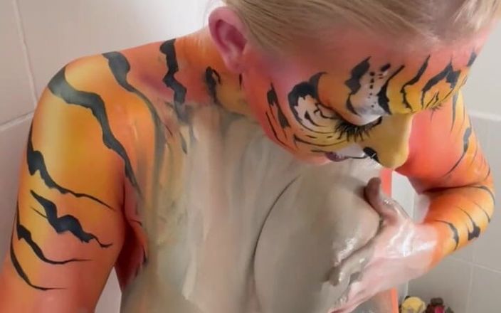 Em Yang: Tiger bodypaint tắm solo chơi
