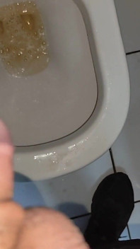Pioggia dorata al mattino nello spogliatoio al lavoro.