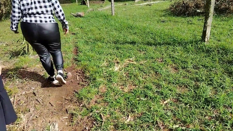 Priscila: 2 hete meiden pronken op straat in een tuin!! Wat...