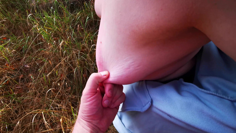 Bouncy Tits Action: Ciężary na jej sutki podczas nagiego w lesie