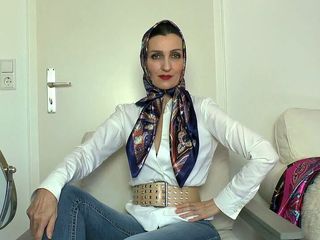 Lady Victoria Valente: ブルージーンズのカジュアルな服装のためのサテンヘッドスカーフ