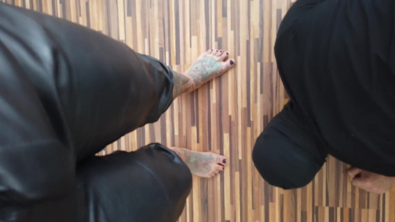 Fetish videos by Alex: Voetslaaf uit de garderobe