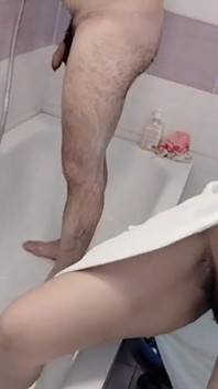 Coppia amatoriale fa un bagno, moglie con figa pelosa, culo grosso, grandi tette.