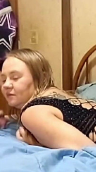 Elle suce une bite devant un public