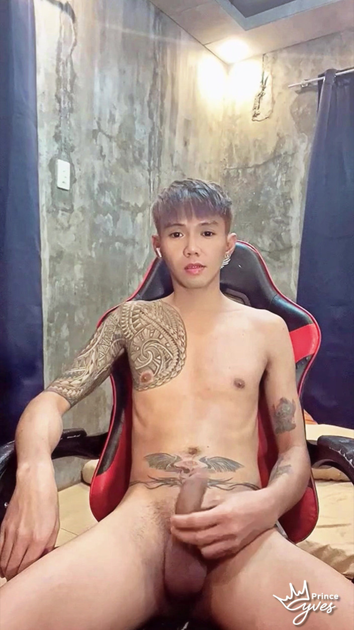 Prince-Yves: Pinoy Nadržený Inked Twink si hraje s jeho masturbátorkou hračkou