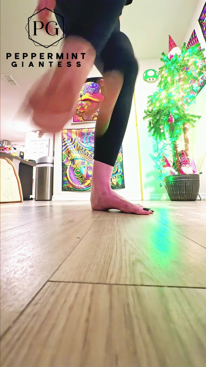 Peppermint Giantess: 67 géante taille 16 destruction de l’étouillage aux pieds nus en...