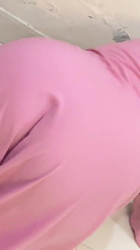 Mama vitregă arabă sexy cu curul mare blocată sub pat acum vrea un futai anal de la fiul vitreg - videoclip sexual musulman