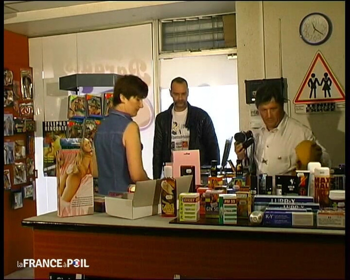 French Gonzo: Керол, мачуха сім'ї, зла підробляє великою товстою рукою свого хлопця!