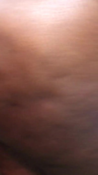 Ebenová děvka s velkým zadkem je ošukaná v kuchyni