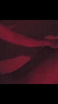 Nadržený chlap šuká zralou šlapku v Seedy Red Room.