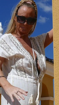 Vibrator în aer liber futai în cur întinzându-se joc anal la soare după dezbrăcare în ciorapi și tocuri