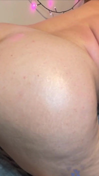 Geile shygirl spielt in ihrem bett und stöhnt für typen, die sie ficken