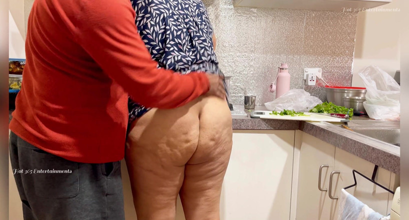 Hot 365 Entertainments: Romantický indický pár - zvedání nočního oblečení sexy manželky, zadek chycený...