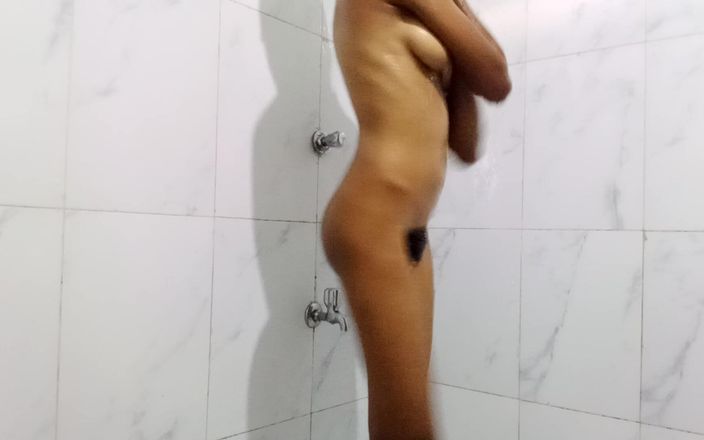 Teenadesi: Indiancă bhabhi făcând duș singură acasă