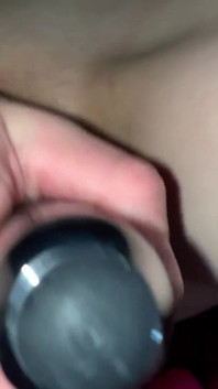 Si masturba e sorprende che fa pipì e squirta, suo marito pulisce tutto