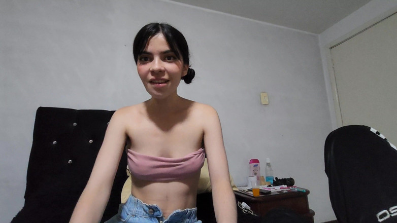 Jopy sex: Laura dipenuhi dengan air mani di dalam pepek merah jambunya.