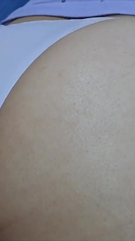 내 방에 머물고 그녀의 거대한 엉덩이를 보여주는 새엄마!
