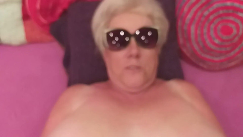 PureVicky66: Duro orgasmo con la abuela