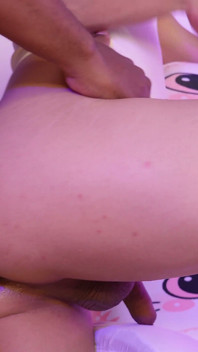 ルームメイトの大きな黒いペニスが、私を生のまま使い続け、最後の一滴まで飲み干しました