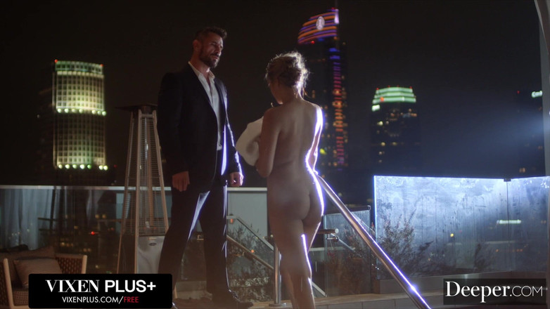 Deeper: Hlubší. Nádherná zlatokopka je svedena nevlastním otcem přítele