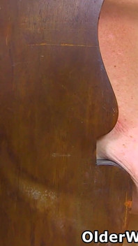 GILFセクレタリーのサファイア・ルイーズがオフィスの雰囲気を明るくしてくれます