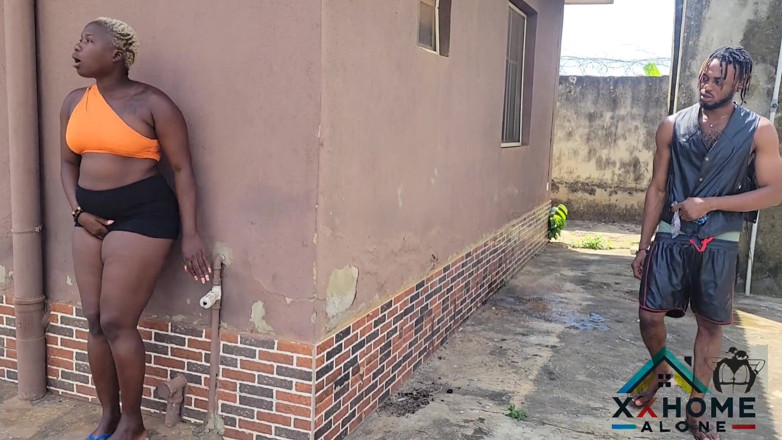 Home Alone: La reine salope la plus coquine reçoit une levrette sexy...
