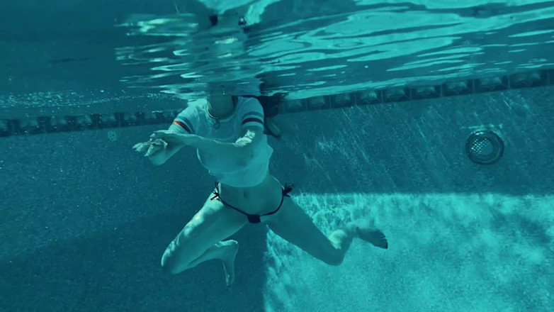 Piper Blush: Pool-zeit!
