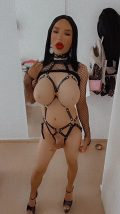 Sissy Slut Brianna: Me diga, vadia, para onde essa boca desesperada vai primeiro?...