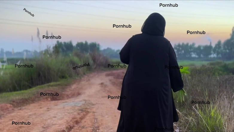 Aria Mia: Ragazza della fattoria musulmana dell'egitto con abaya prova a trovare...