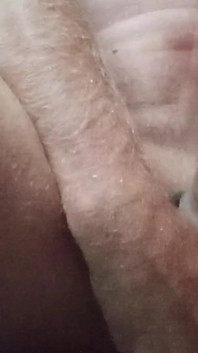 Masturbación con la mano en el baño hoy