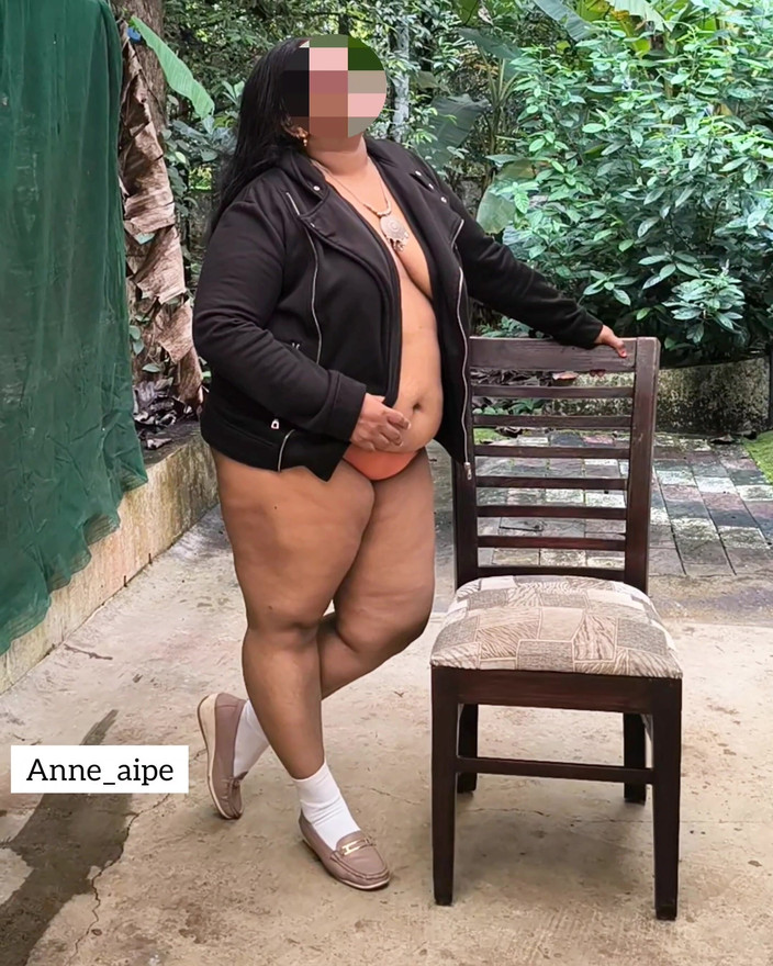Anne Ipe: Awek lengkung India dalam jaket hitam berbogel sepenuhnya untuk kamera