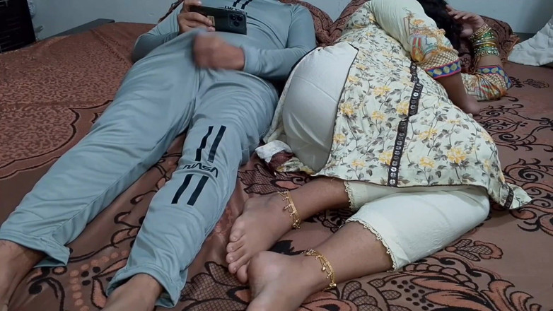 QueenbeautyQB: Stiefsohn verärgert, stiefmutter gefunden - indische desi-stiefmutter und stiefsohn in einem...