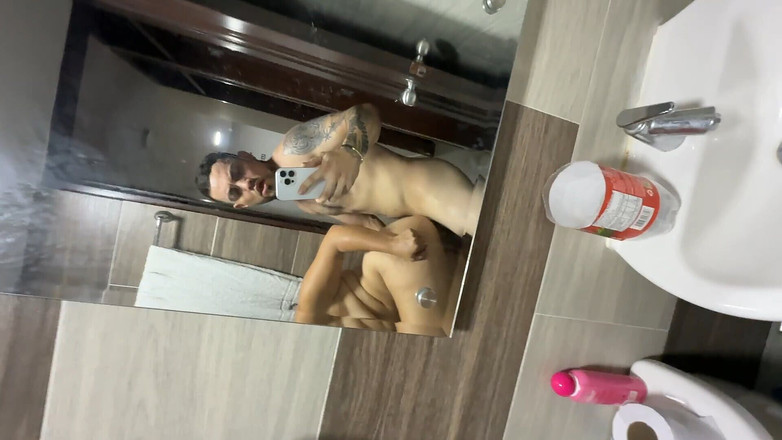 ManualJosediaz09: Špehuji děvku své nevlastní matky, zatímco se sprchuje, protože ta...