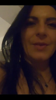 La bella ragazza latina si masturba mentre fa la pipì 153mature si siede mezza nuda sulla schiena mentre si masturba.