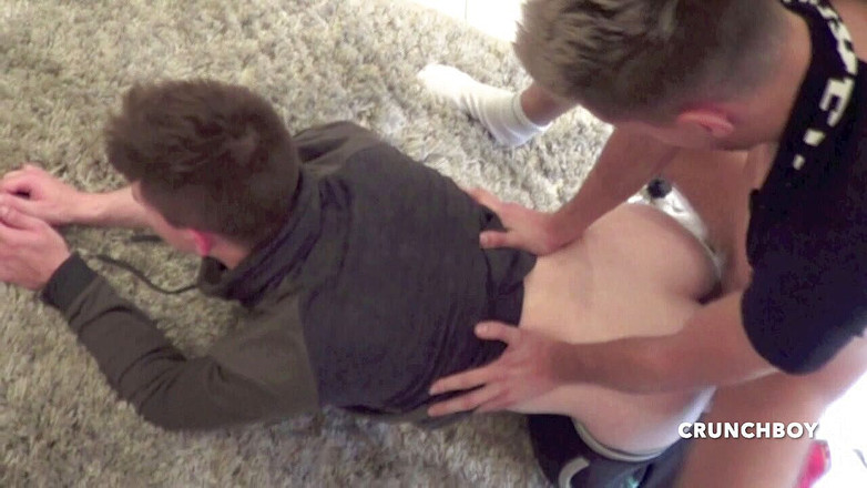 STRAIGHTS BOYS COERCED TO FUCK GAY: Valerian přijme, že ji gay ošuká bez kondomu