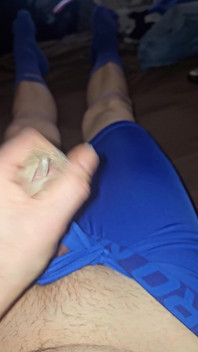 Me paja y me corro dentro de un condón mientras uso mi ropa interior Nike pro spandex azul