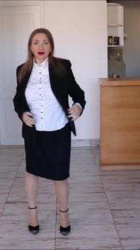 Une femme d'affaires se déshabille, suce, branlette espagnole