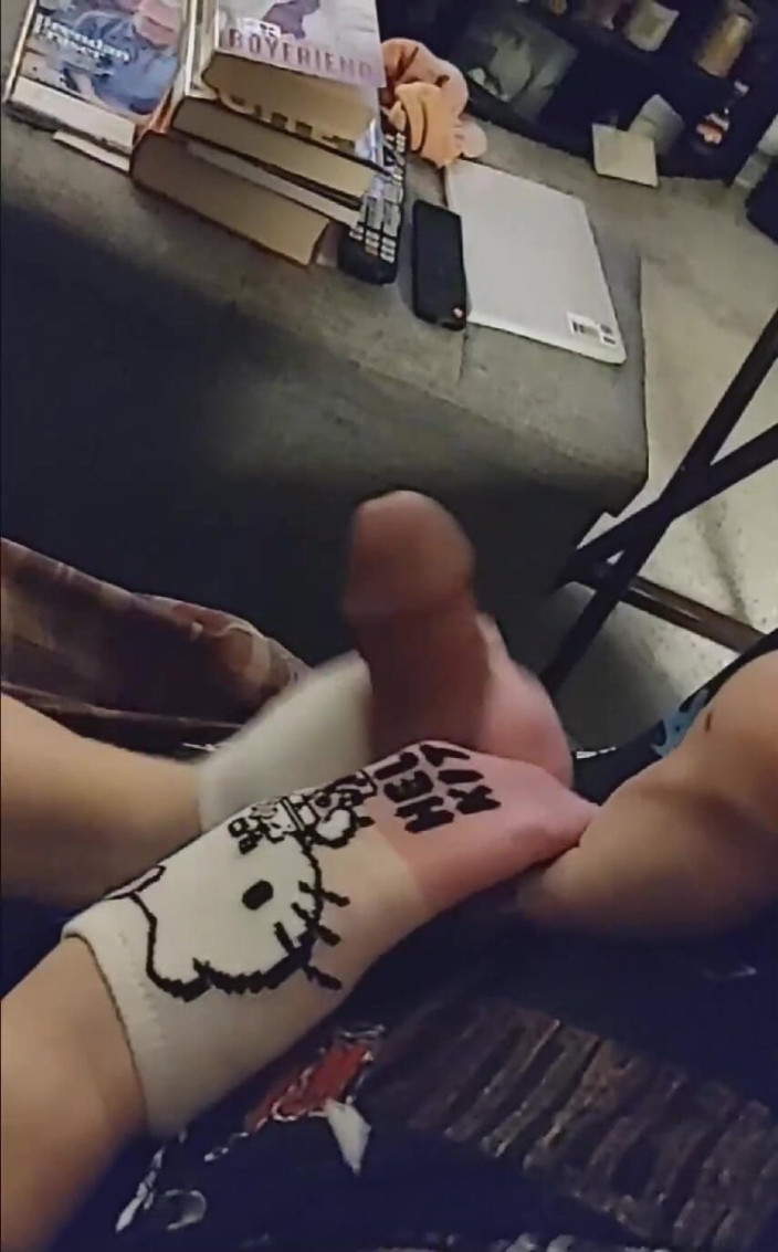 SocksAddict69: Sexy kleine Pikachu enkel sokbeurt sokbeurt sokbeurt &amp; hello kitty sokken...