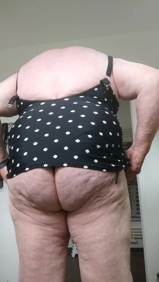 Karlchengeil: Costumi da bagno carini per la moglie
