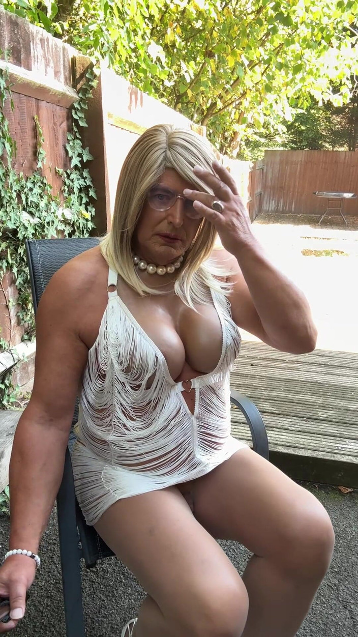 Kellycd2022: セクシーなクロスドレッサー Kellycd2022 白い房飾りのドレス、パンティストッキングとヒール