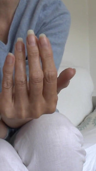 Elegante zomerhanden en lange vingernagels, gepresenteerd door Lady Victoria Valente