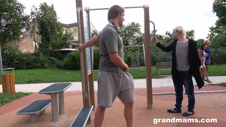 Grandmams: Pumy i Toyboys przez babcie
