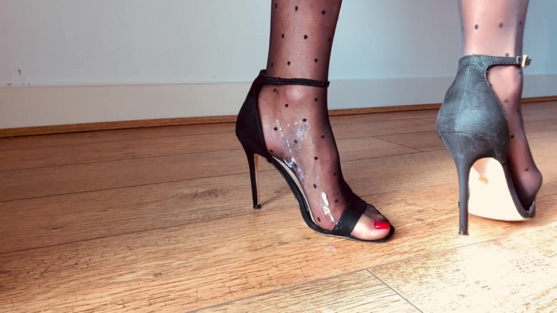 Adeline Murphy: Adeline giallo-sega con le gambe in calze e sandali a...