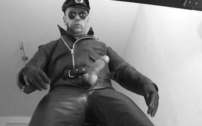 GERMANE_XL: Maître en cuir 8