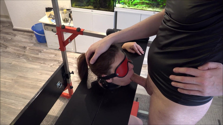 Master-Thomas: Schiavo indifeso in gogna spinto all'orgasmo su Sybian